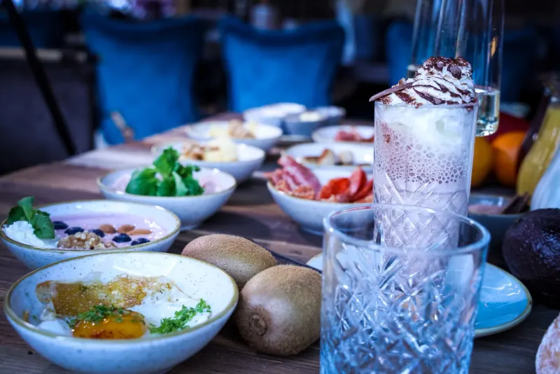 Gedeckter Tisch beim Sonntagsbrunch im roox Cafe St. Gallen